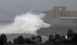 Siêu bão Soudelor: Sóng thần cuốn người tại bờ biển Đài Loan